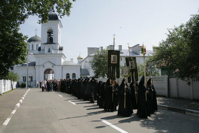 Крестный ход направляется к памятнику свт. Николая Чудотворца.jpg Крестный ход направляется к памятнику свт. Николая Чудотворца.jpg